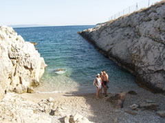 mała plaża - lewa ściana to skała z lewej strony plaży